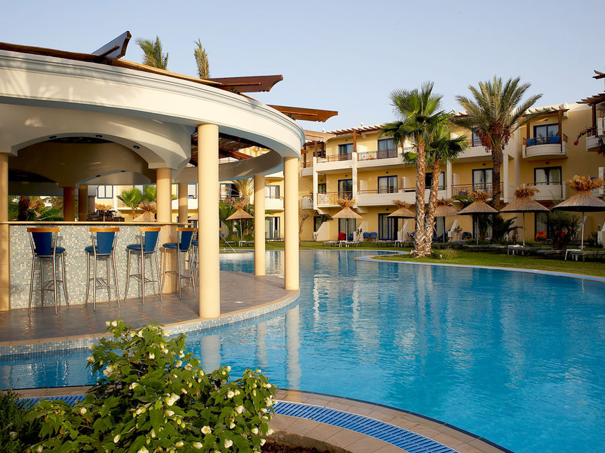 Роскошный отель с уютной зеленой территорией. Расположен на протяженном песчано-галечном пляже Калафос (1-ая линия).