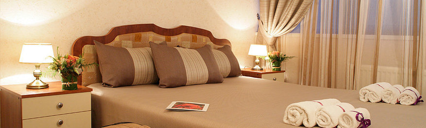 Номера категории Suite (люкс) / 2-комнатные номера - спальня с двухспальной кроватью и гостевая с набором мягкой мебели: диван и кресла.  