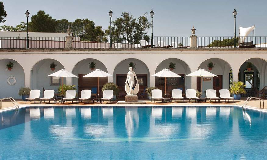 Среди отелей с бассейнами класса Люкс побережья Коста-Брава, без сомнения,  бассейн с морской водой на открытом воздухе делает  отель Hostal de La Gavina более эксклюзивным и неповторимым.