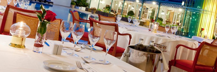 El Corzo был первым отельным рестораном Испании, которому была присвоена звезда Мишлен. Сегодня, в ХХI веке, спустя 51 год ресторан по-прежнему обладает этой высокой наградой, являясь одним из 4 лучших ресторанов Коста-дель-Соль согласно гиду Мишлен, а также пользуется престижным признанием Гастрономической академии Малаги. Кроме того, в ресторане представлена обширная карта вин.
