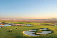 Поле на 18 лунок было спроектировано известным дизайнером гольф-полей Робертом Трентом Джонсом-младшим; поле идеально расположено между морем и озером на фоне захватывающих дух пейзажей прямо в сердце национального парка. 