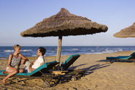 Собственный сезонный пляж с доступными неподалеку водными видами спорта .Выгодное расположение на  пляже средиземноморского побережья делает отель настоящим оазисом комфортабельного отдыха в восточном стиле.