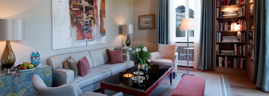 Комнаты и suite'ы Brenners Park-Hotel & SPA просторны и светлы, большинство из них выходят окнами в парк, на знаменитую Лихтентальскую аллею. Дизайн номеров выполнен в стиле традиционного английского загородного дома.