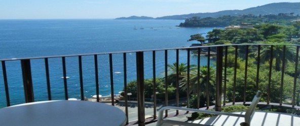 Гордость Отеля Эксельсиор Палас, номера Эксклюзив располагают балконами c видом на море.