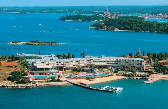 Отель расположен в Хорватии, на полуострове Истрия. Отель расположен на живописном острове Святого Андрея с уютными бухтами и пляжами. 