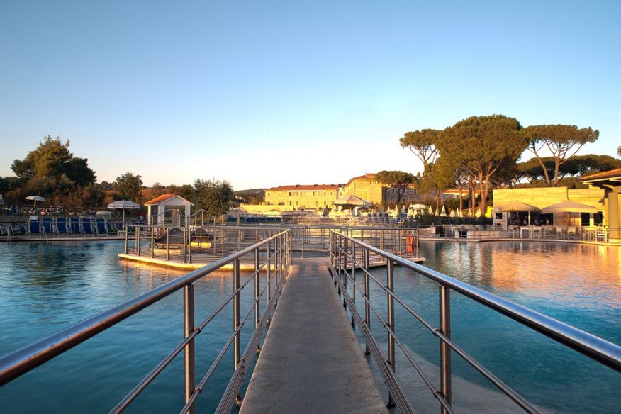 Terme di Saturnia SPA & Golf Resort 5*   - это один из самых престижных wellness- курортов в мире, расположен в Маремма (Тоскана), у подножия средневекового городка Сатурния, в провинции Гроссето