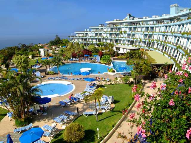 С территории спа-отеля La Quinta Park Suites открывается захватывающий вид на горы и море. Для гостей организуется бесплатный трансфер до Пуэрто-де-ла-Круса. В отеле есть спа-салон, бассейны с пресной водой и ресторан.