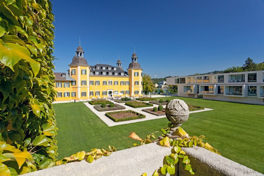 Отель Falkensteiner Schlosshotel Velden заметно расположен на одной из альпийских вершин, на берегу озера Вертерзее в Каринтии, всего в нескольких шагах от казино.