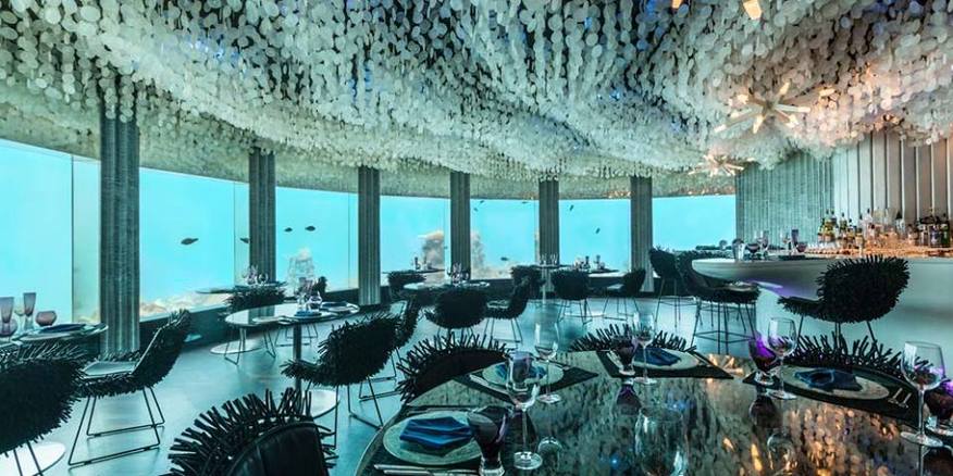  Ресторан Subsix в отеле NIYAMA,by Per Aqquum, Maldives  Почувствуйте трепет, как в настоящем соборе, но на глубине шести метров под водой, разделите восхищение величием подводного мира Индийского океана, смотрите своими глазами, как вечером рифовые акулы собираются вместе для короткой молитвы посреди архитектурных шедевров из кораллов, в то время как вы наслаждаетесь ужином в нескольких метрах от них. Открытый впервые в 2012 году, недавно обновленный, ресторан Subsix ждет своих гостей, прибывающих сюда исключительно на лодках, каждый вечер, чтобы 