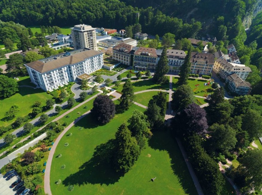 Бад Рагац расположен на северо-востоке Швейцарии. Расстояние от аэропорта в Цюрихе 110 км, от аэропорта в Милане 230км, недалеко от Лихтенштейна, Давоса и Сент-Моритца. Отели курорта входят в престижные сети «Leading Hotels of the World» и «Swiss Deluxe Hotels».