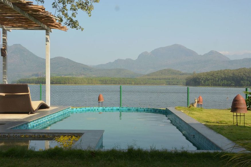 Прямо на берегу озера Читтар на фоне горного пейзажа Западных Гат предлагает своим гостям скрыться от повседневных будней отель Anantya Ayurveda Resort. 