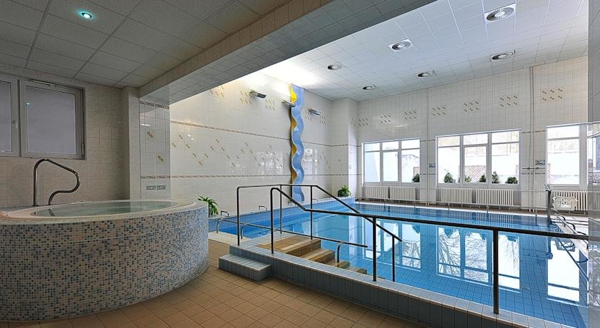 На территории отеля имеется бальнеологическое отделение, бассейн для лечебной гимнастики (30° C, пользование только во второй половине дня)