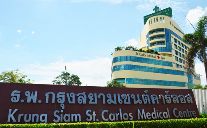 Центр представляет собой современный частный 10-этажный госпиталь, рассчитанный на содержание 300 больных и с удобной парковкой на 200 машин. Он занимает площадь в 14000 м2 на Tiwanon Road, Банкланг, Ампер Муанг, в провинции Патумтани – всего в 27 км от Бангкока. 