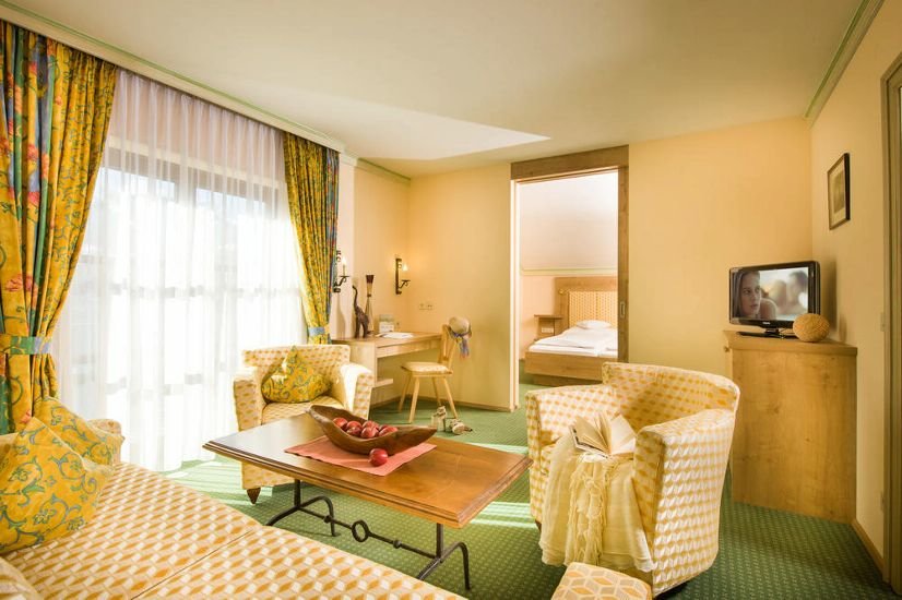Hotel St. Georg 4* предлагает размещение в 41 номере и 10 апартаментах, расположенных в отдельном здании Villa St. Georg. Оформление выдержано в традиционном тирольском стиле.