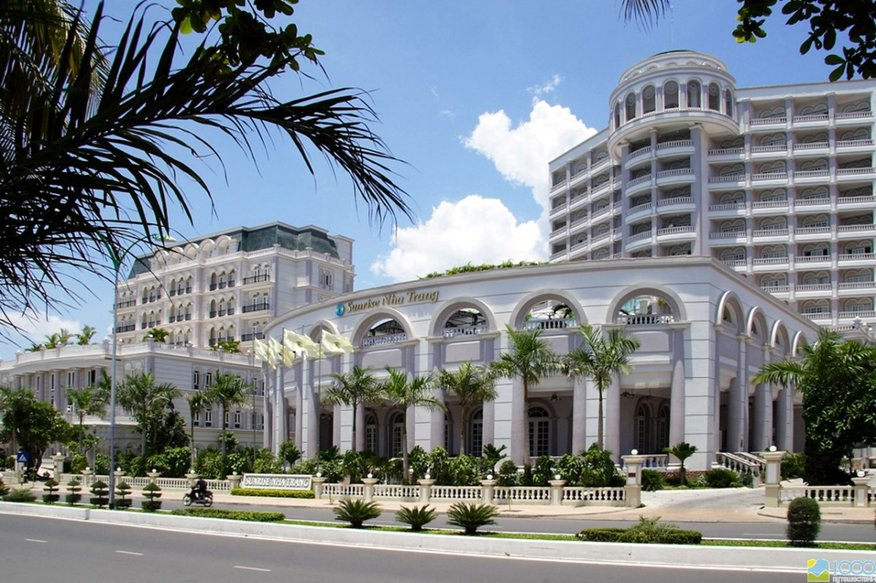 Расположен отель Sunrise Nha Trang Beach Hotel & Spa 5* в  центре Нячанг, в 40 км до аэропорта Камрань. Расположен на первой линии - 50 м до моря.