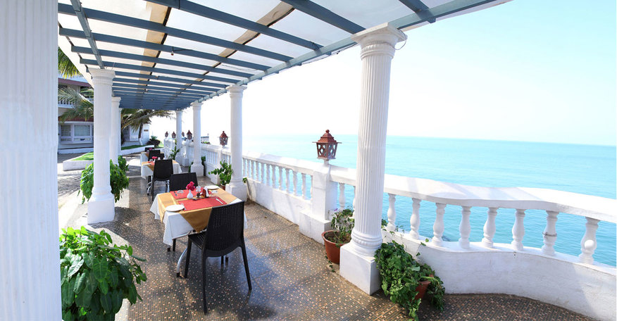 У Морского курорта талисмана в Каннуре есть два ресторана, которые подают роскошную еду, чтобы превратить любое время приема пищи в веселое время. Русалка - приморский ресторан, подающий притягательную еду морепродуктов. Пески - ресторан мультикухни, который подает варианты кухонь облизывания пальца со специальным ланчем Кералы в рабочие дни