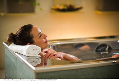 Программа лечения спины торфом, углекислой минеральной водой в термальном в отеле для взрослых "Reduce Hotel Therma" 4*S на курорте Бад Татцмандорфе, Австрия
