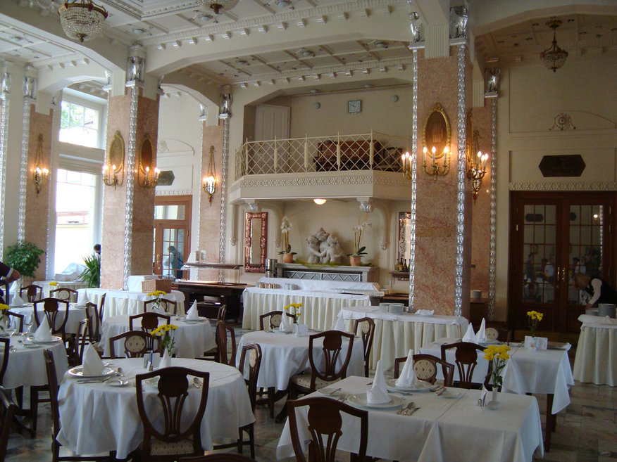 Главный ресторан отеля подает первоклассные блюда словацкой и интернациональной кухни. Также вегетарианское, низкокалорийное, раздельное и диетическое питание. Завтрак в виде шведского стола. Кафе „Alexander“ с террасой. 