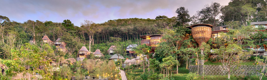 Роскошный 5-звездочный отель, выполненный в экзотическом стиле, расположенный каскадом на скалистой возвышенности с видами на район Камала и Андаманское море.