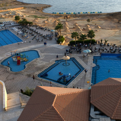 Лечение кожных заболеваний, псориаза, нейродерматита, болезни Бехтерева на Мертвом морев Иордании  : отель Hilton Dead Sea Resort & Spa 4*