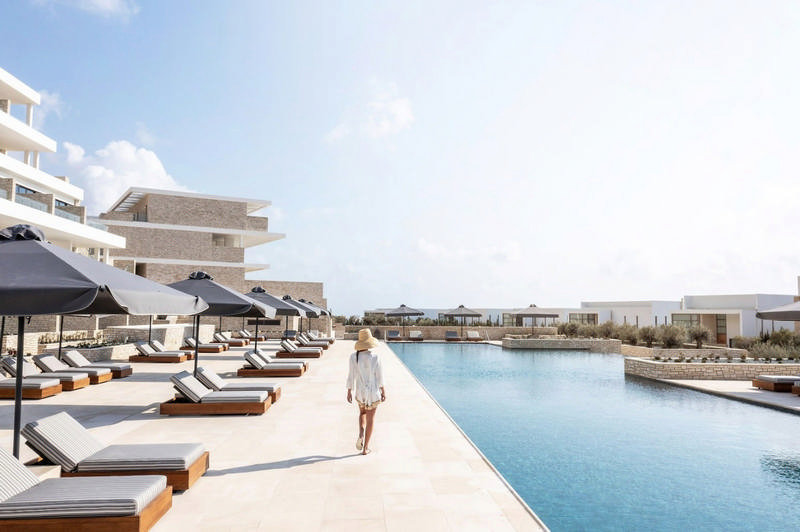 Сар St Georges Hotel & Resort окружен идиллическими панорамными видами на Средиземное море с похожими на драгоценные камни островами, усеивающими горизонт