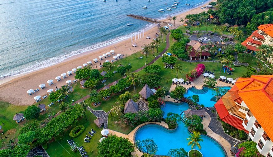 Гавань Беноа находится в 20 минутах езды от курортного отеля Grand Mirage & Thalasso Bali. Поездка на автомобиле до международного аэропорта Нгурах-Рай занимает 15 минут. До пляжа Куты — 15 минут езды.