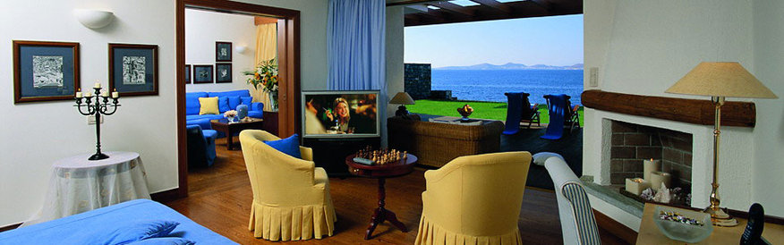 Номер  Executive Suites with garden -Просторные коттеджи с видом на море, расположенные в восточной части полуострова, идеально подходят семьям или компаниям друзей. 