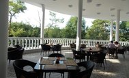 В теплое время года, гости, питающиеся в банкетном зале, завтракают, обедают и ужинают на свежем воздухе.С террасы открывается прекрасный вид на курортный парк города-курорта.
