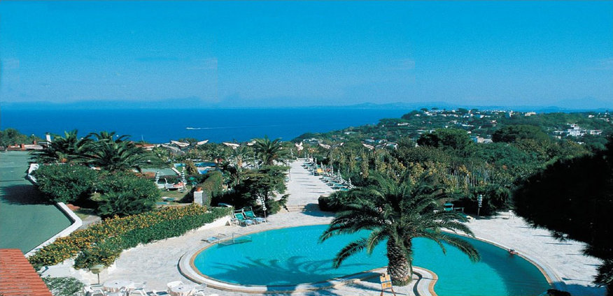 Отель  Resort Grazia Terme Hotel 4* расположен среди ухоженного парка, на территории которого находятся 2 термальных бассейна, термальное лечебное отделение и салон красоты.