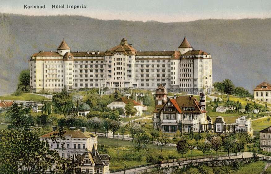 " Проживание в отеле по наивысшему стандарту с 1912 года". С 1912 года отель «Империал» предлагает проживание в гостиничных номерах и санаторные услуги наивысшего качества. 