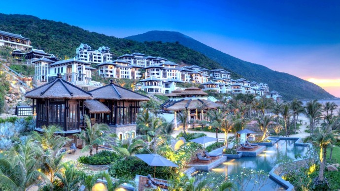 Курортный отель InterContinental Danang Sun Peninsula – это роскошное заведение с частным пляжем, большим открытым бассейном и спа-салоном. В этом отеле работает несколько прекрасных ресторанов, в число которых входит знаменитый La Maison 1888. Из окон открывается захватывающий вид на океан.