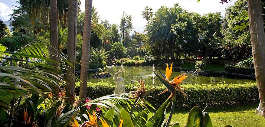 Отель располагает СПА-центром The Oriental Spa Garden, выполненном в азиатском стиле (площадь 3500 м2) и окруженным ландшафтным садом
