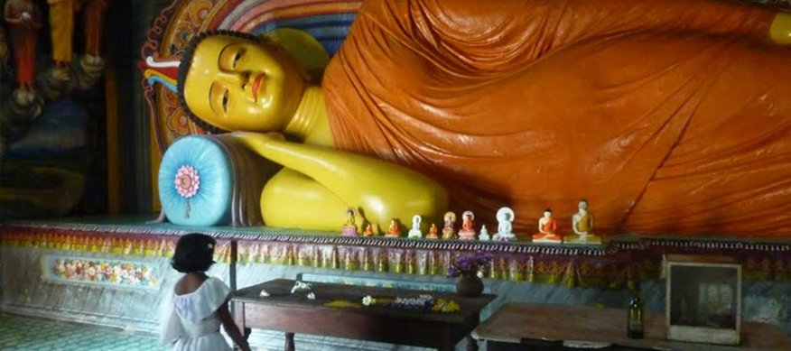 АМБАЛАНГОДА. В этом прекрасном торговом городе вы можете найти самую длинную статую лежащего Будды в Азии (около 50 м / 164 фута), окрашенную в яркие цвета и привлекающую как местных жителей, так и туристов. Город также известен на весь мир своими масками сингальского народного и целительского искусства, все из которых можно найти в местном музее
