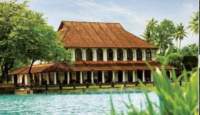 Очаровательный курортный спа-отель Taj Kumarakom расположен на берегу живописного озера Вембанад, в бунгало в колониальном стиле, построенном в конце 1800-х годов